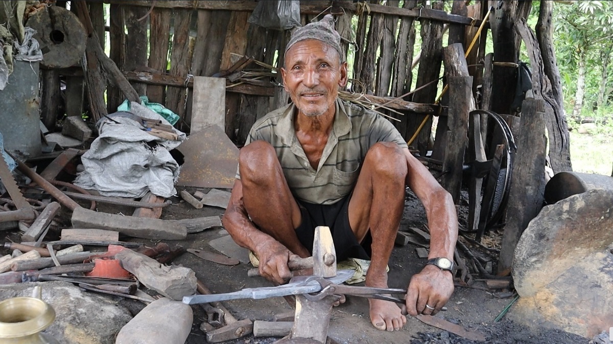 ६० वर्ष अंगालेको पेशा संकटमा, कठिन बन्दै पदमलालको दैनिकी